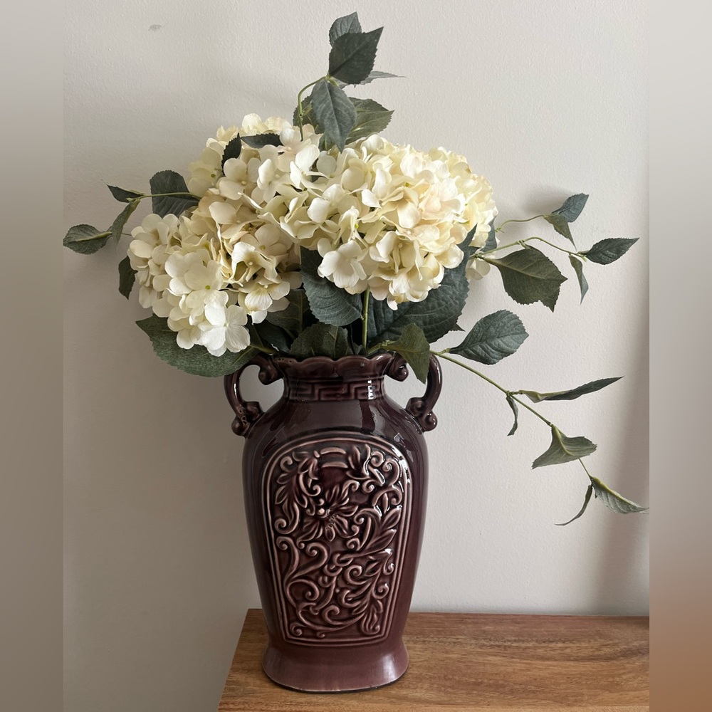💫 Purple Vase with Faux Hydrangeas